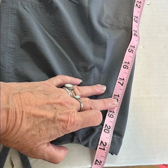 PATAGONIA CROPPED OUTDOOR GRAY LIGHTWEIGHT STYLE PANTS SZ 8 - Picture 10 of 14